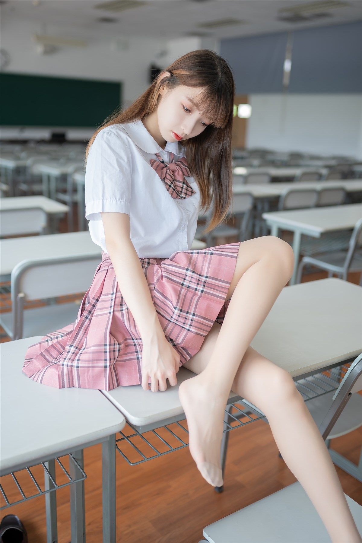 粉色格裙少女-COS世界