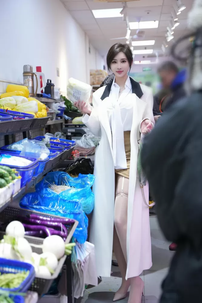 XiuRen 秀人 No.N263 周妍希街拍市场ol高跟 – [新秀人套图] [97P]-COS世界