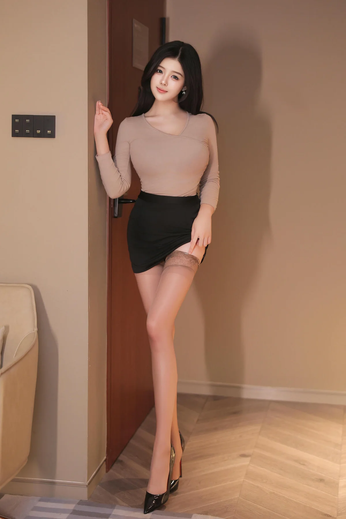 XiuRen 秀人 No.N028 袁圆短裙爆乳肉丝 – [新秀人套图] [80P]-COS世界